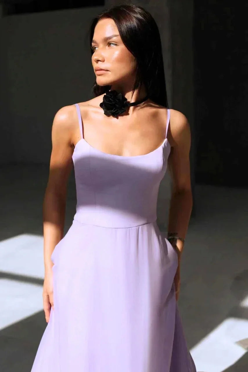 Robe midi unie sans manches avec volant en bas, en tissu léger, parfaite pour les soirées d'été.