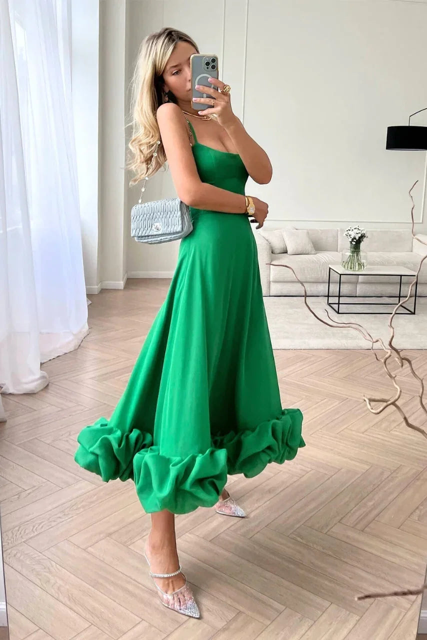 Robe midi unie sans manches en tissu léger, avec un volant élégant en bas, idéale pour les soirées d'été.