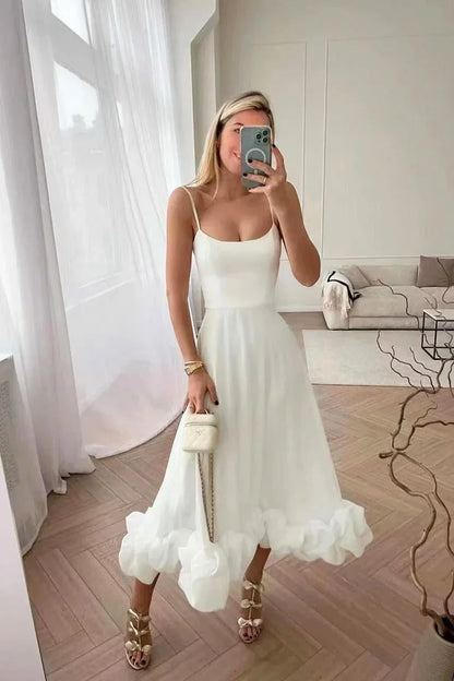 Robe midi sans manches, en tissu léger, avec volant en bas, idéale pour des soirées d'été décontractées.