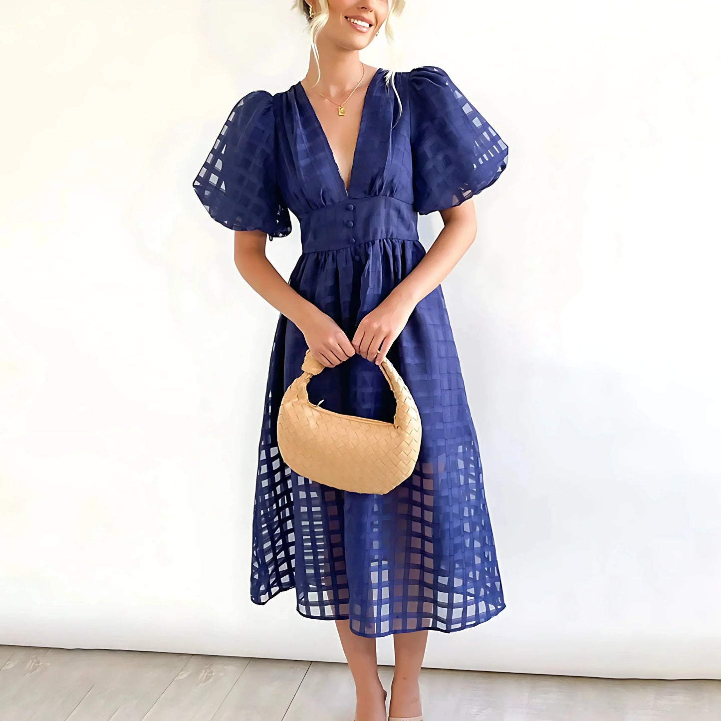 Robe midi V-neck en tissu texturé, manches courtes avec détails ajourés pour une touche d'élégance subtile.