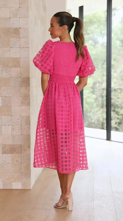 Robe midi V-neck en tissu texturé, manches courtes avec détails ajourés pour une allure élégante et confortable.