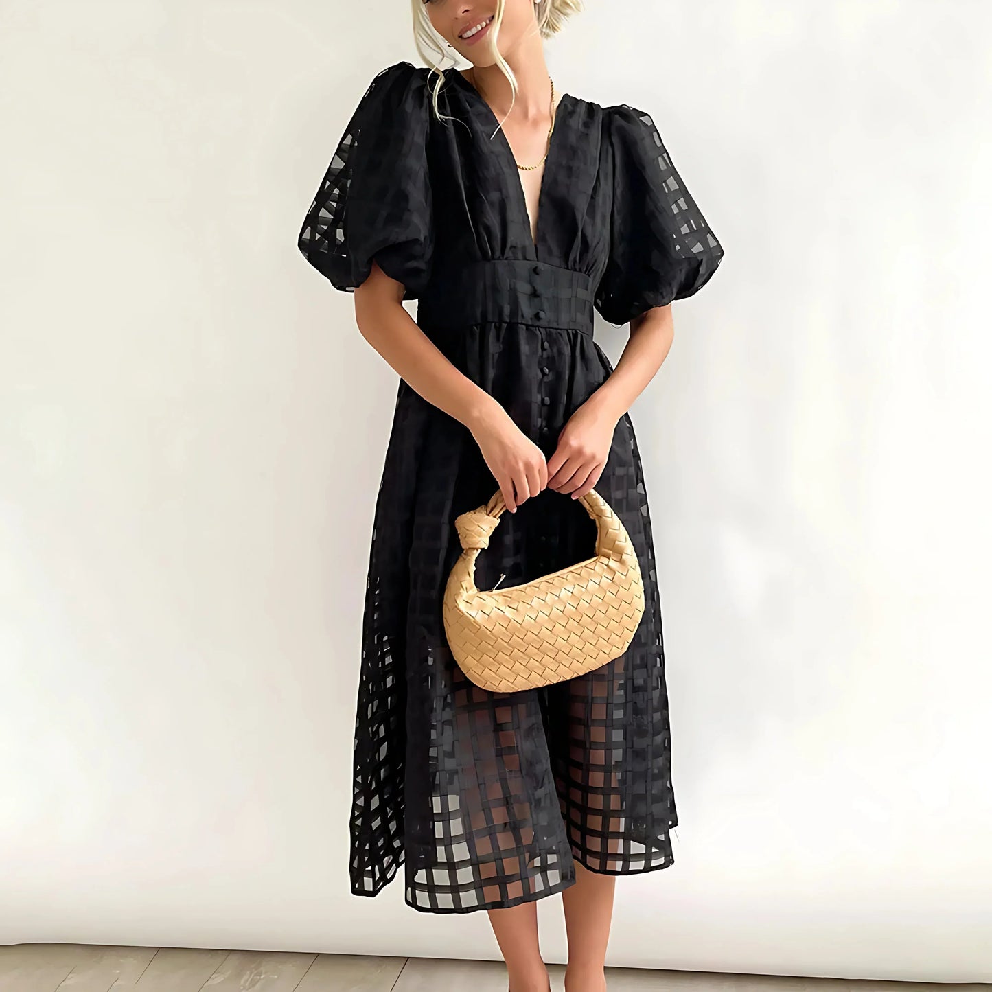 Robe midi V-neck en tissu texturé, manches courtes avec détails ajourés pour un style élégant et léger.