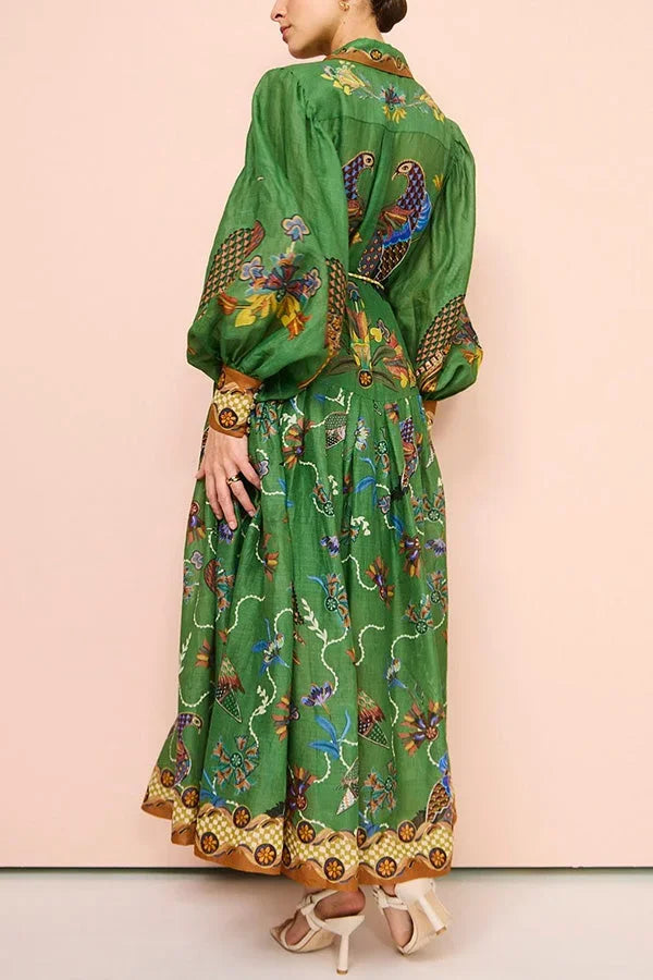 Robe midi verte en tissu léger, imprimé oiseaux, manches longues, col chemise et ceinture ajustable pour un style automnal.