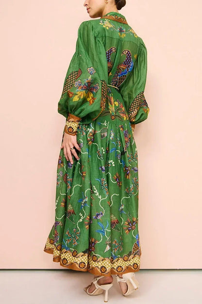Robe midi verte en tissu léger, imprimé oiseaux, manches longues, col chemise et ceinture ajustable pour un style automnal.