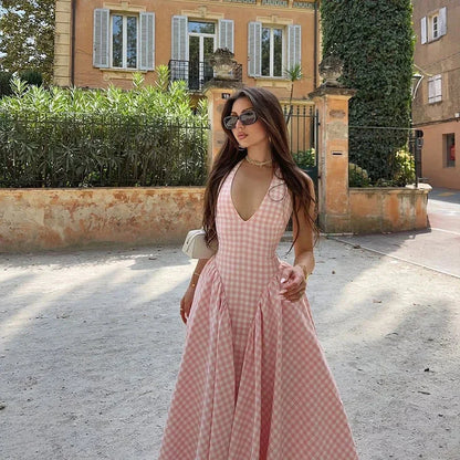 Robe midi vichy rose avec poches, coupe ample et col en V, idéale pour un été décontracté, en coton léger.