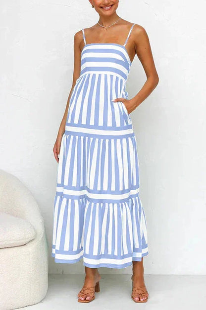 Robe midi rayée en tissu fluide, avec volants et bretelles fines, idéale pour un look d'été décontracté.