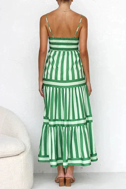 Robe midi en tissu fluide à rayures, avec volants et bretelles fines, idéale pour un look estival décontracté.