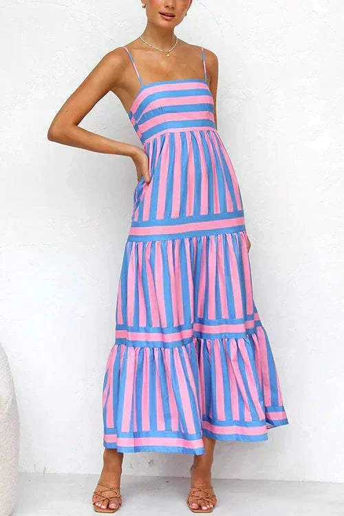 Robe midi rayée en tissu fluide avec volants, bretelles fines et style décontracté, idéale pour l'été.
