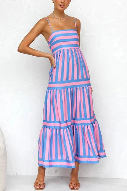 Robe midi rayée en tissu fluide avec volants, bretelles fines et style décontracté, idéale pour l'été.