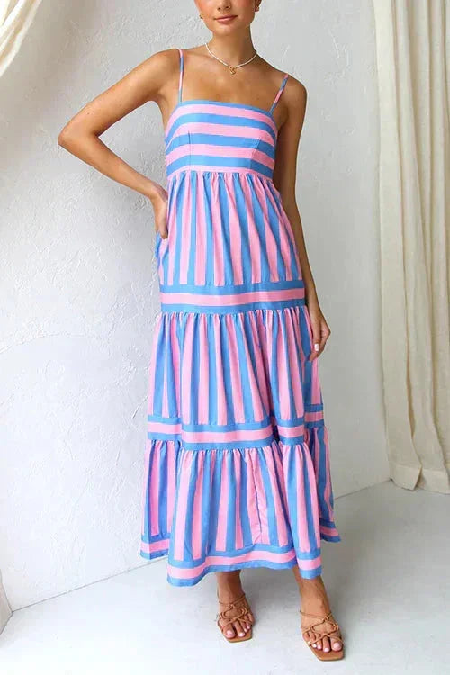 Robe midi rayée à volants en tissu fluide, avec bretelles fines, idéale pour un look décontracté d'été.