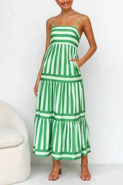 Robe midi à volants rayée en tissu fluide, dotée de bretelles fines, idéale pour un look d'été décontracté.
