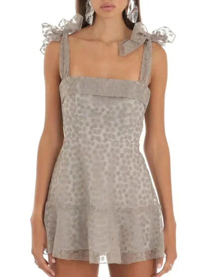 Robe courte A-ligne en polyester avec détails en dentelle et nœuds aux épaules, parfaite pour les soirées d'été.