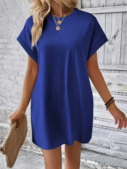 Robe courte en coton léger, poches pratiques et manches courtes, idéale pour les journées d'été à la plage.