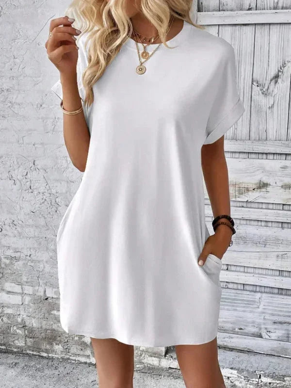 Robe courte de coton à manches courtes avec poches, idéale pour les journées d'été à la plage. Design décontracté et pratique.