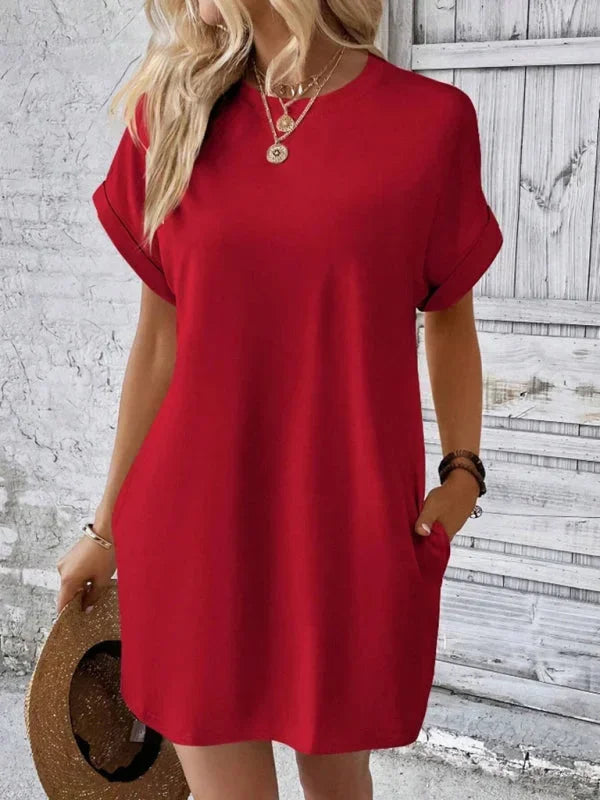 Robe courte légère en coton avec poches, manches courtes, idéale pour les journées d'été à la plage.
