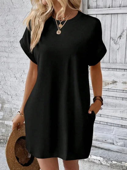 Robe courte en coton léger, avec poches pratiques et manches courtes, idéale pour les journées d'été à la plage.