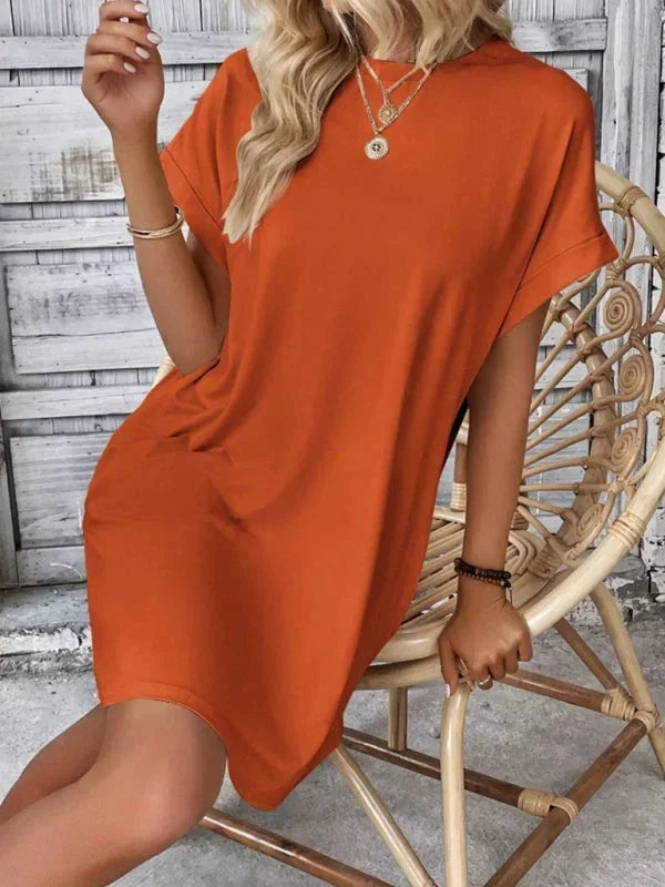 Robe courte en coton léger, manches courtes, avec poches pratiques, idéale pour un usage quotidien en été ou à la plage.