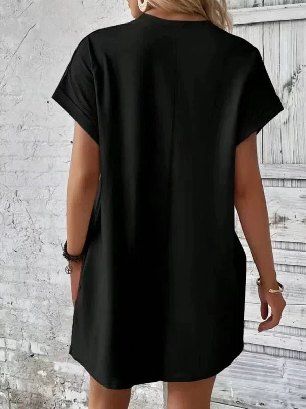 Robe courte en coton léger, manches courtes, avec poches, parfaite pour des journées d'été à la plage.