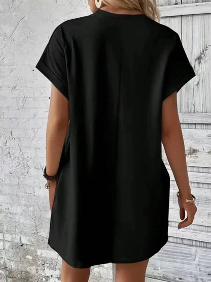 Robe courte en coton léger, manches courtes, avec poches, parfaite pour des journées d'été à la plage.