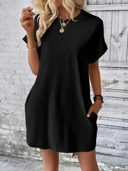 Robe courte légère en coton, manches courtes, avec poches pratiques, idéale pour une journée d'été à la plage.