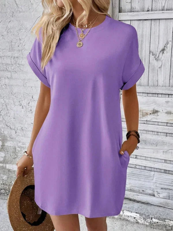 Robe courte en coton léger, manches courtes, poches pratiques, idéale pour les journées d'été à la plage.