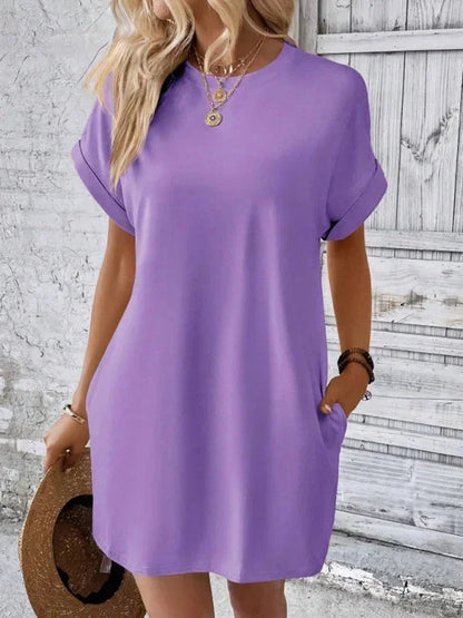 Robe courte en coton léger, manches courtes, poches pratiques, idéale pour les journées d'été à la plage.