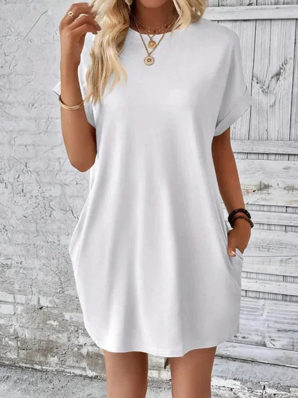 Robe courte légère en coton, manches courtes, avec poches pratiques, parfaite pour des journées d'été à la plage.