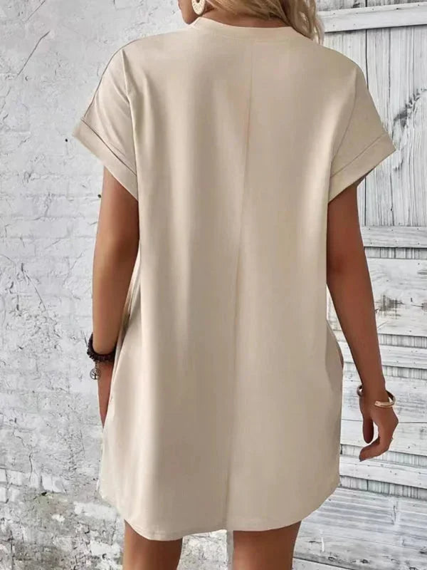Robe courte estivale avec poches, conçue en coton léger, à manches courtes, idéale pour la plage et les sorties décontractées.