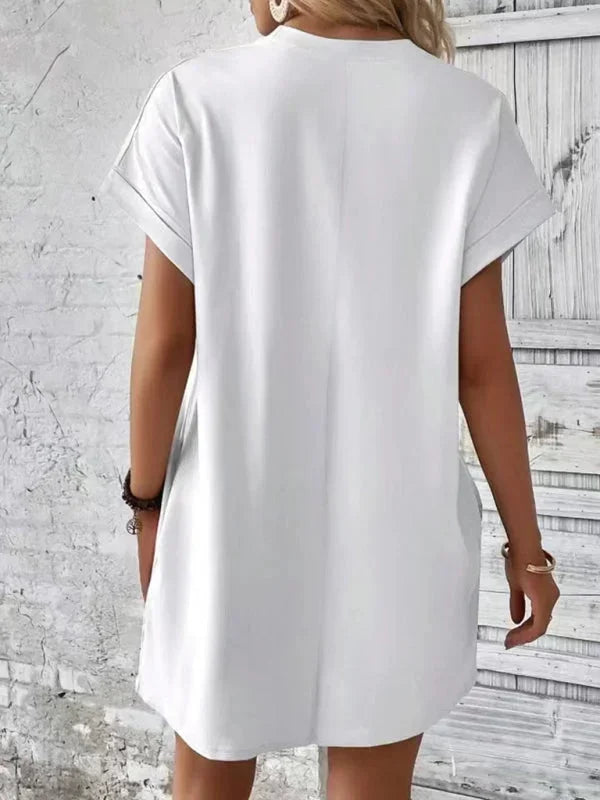 Robe courte en coton léger, avec poches pratiques et manches courtes, idéale pour les journées d'été à la plage.