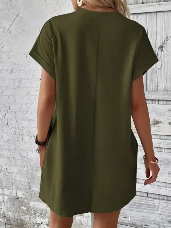 Robe courte en coton léger, manches courtes et poches pratiques, idéale pour les journées d'été et les sorties à la plage.