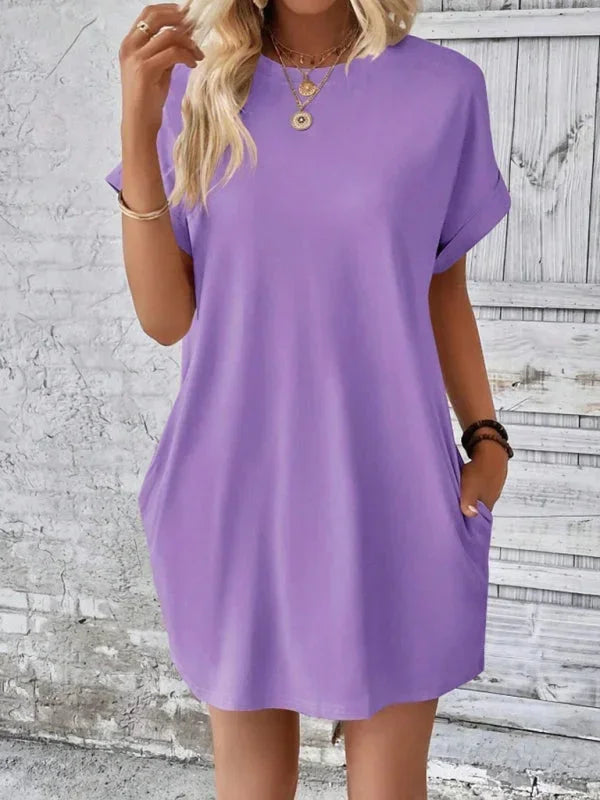 Robe courte en coton, manches courtes, avec poches, parfaite pour une journée d'été à la plage.