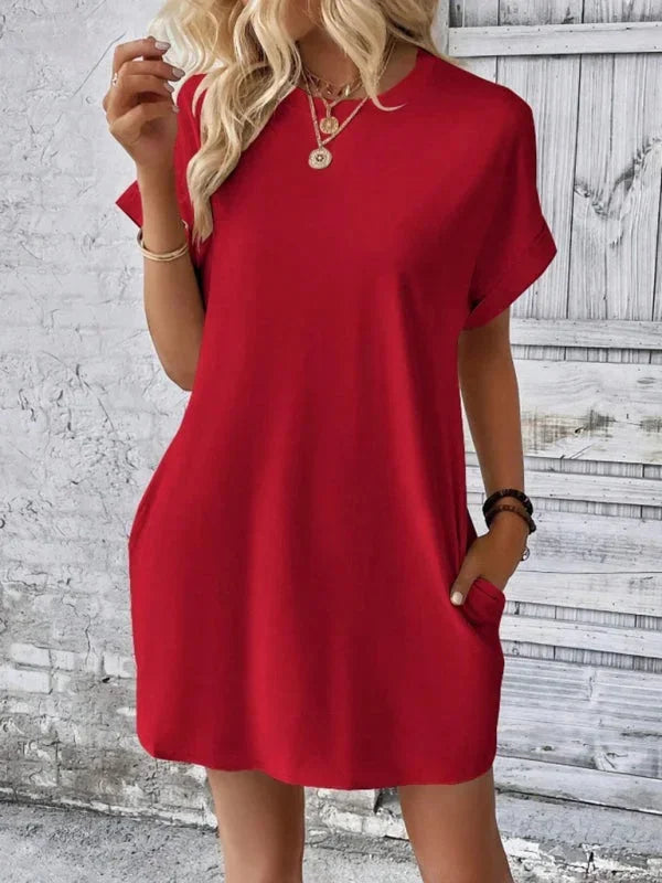 Robe courte en coton léger, manches courtes et poches pratiques, parfaite pour les journées d'été à la plage.