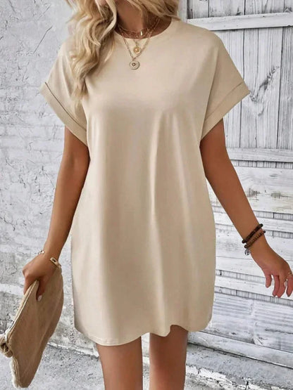Robe courte légère en coton, manches courtes, avec poches pratiques, idéale pour des sorties d'été à la plage.