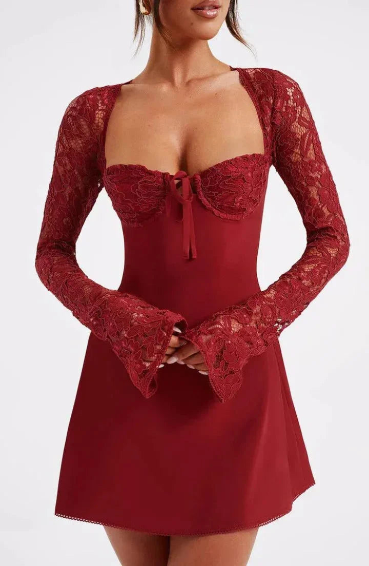 Robe courte blanche en dentelle avec manches longues et dos nu, coupe ajustée, idéale pour des soirées cocktail élégantes.
