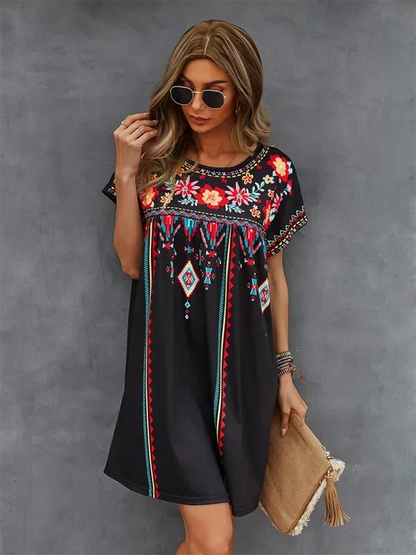 Robe courte bohème brodée à manches courtes en tissu léger avec motifs floraux, idéale pour l'été et les journées à la plage.