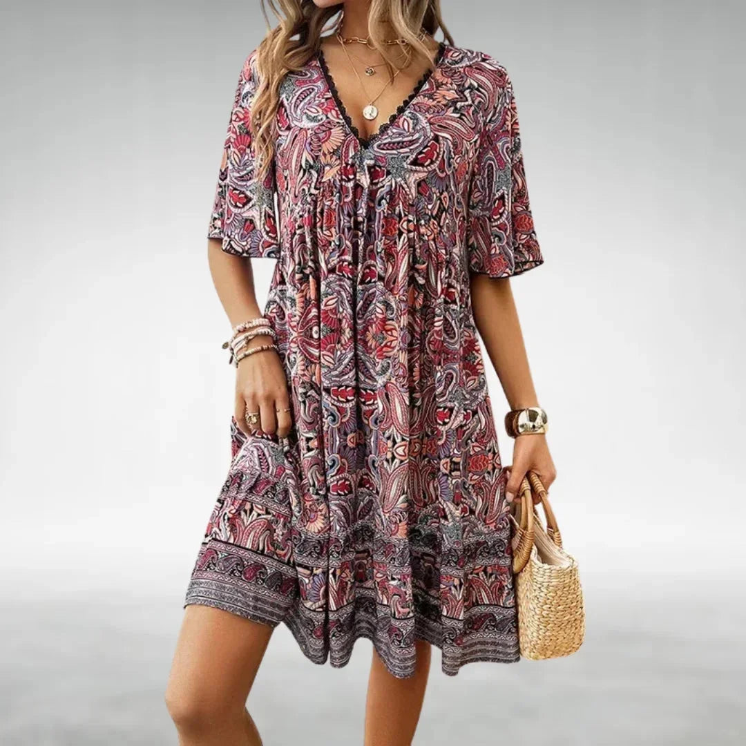 Robe courte bohème en tissu léger avec imprimé cachemire, manches courtes et coupe décontractée pour un style estivale.