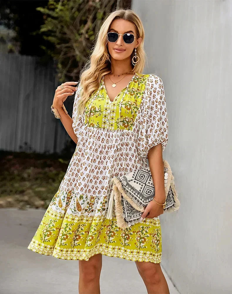 Robe courte bohème à imprimé coloré, col V, manches courtes élastiquées, idéale pour les journées d'été à la plage.