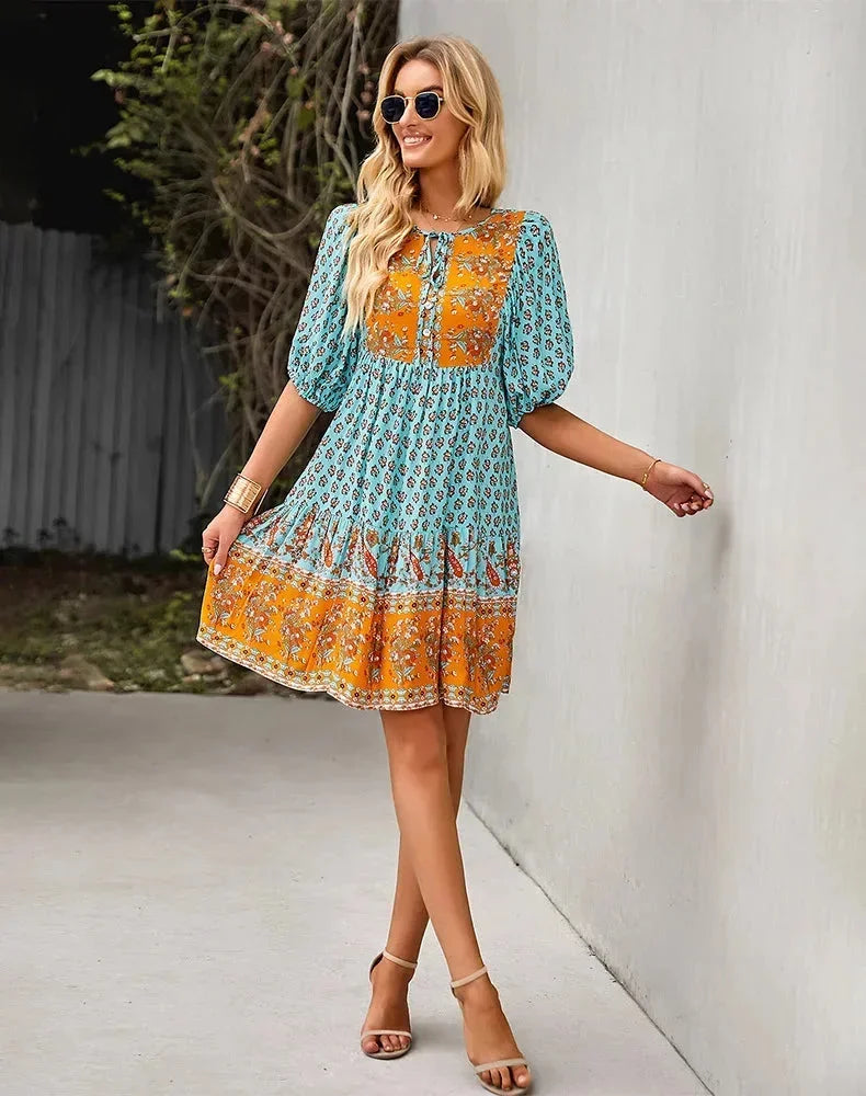 Robe courte bohème multicolore, col V, manches courtes élastiquées, idéale pour l'été et les journées plage.