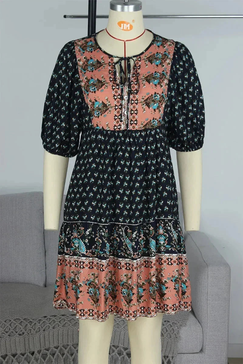 Robe courte bohème multicolore, col V, manches courtes élastiquées, idéale pour l'été et les journées à la plage.