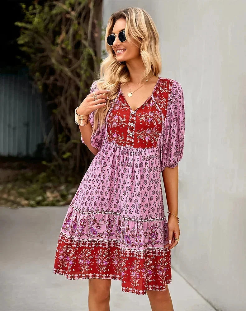 Robe courte bohème multicolore, col V, manches courtes élastiquées, parfaite pour l'été à la plage, en tissu léger et fluide.