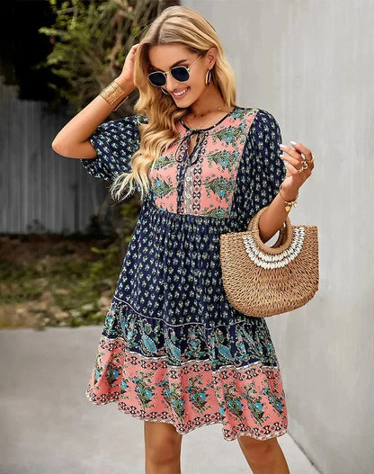 Robe courte bohème multicolore à col V, manches courtes élastiquées, idéale pour les journées d'été à la plage.