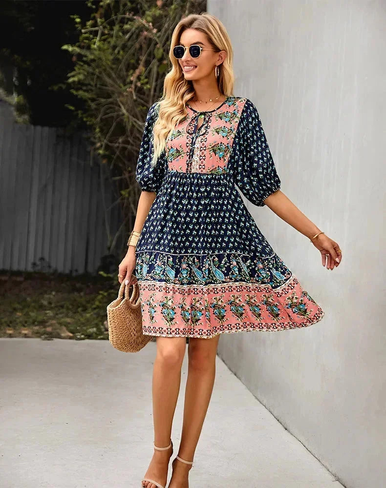 Robe courte bohème imprimée, col V, manches courtes élastiquées, en tissu léger, idéale pour l'été à la plage - Multicolore.