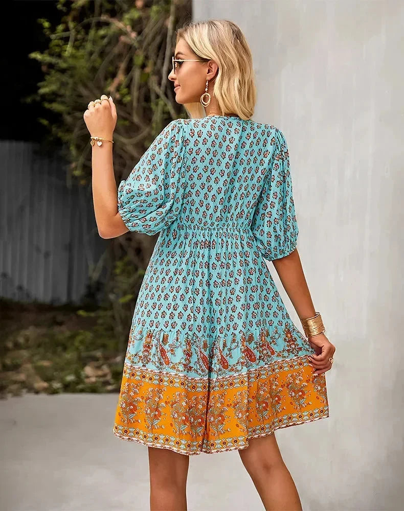 Robe courte en coton imprimé, col V, manches courtes élastiquées, idéale pour les journées d'été à la plage - Multicolore.