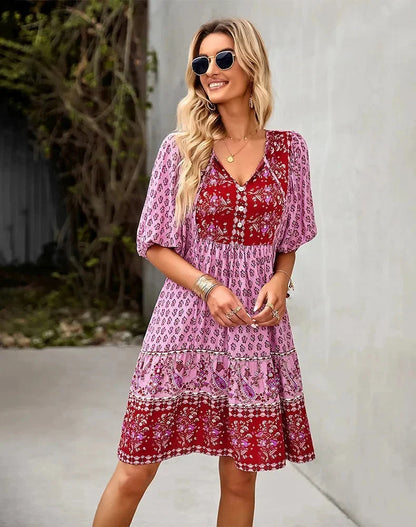 Robe courte bohème multicolore avec col V, manches courtes élastiquées, idéale pour des journées d'été à la plage.