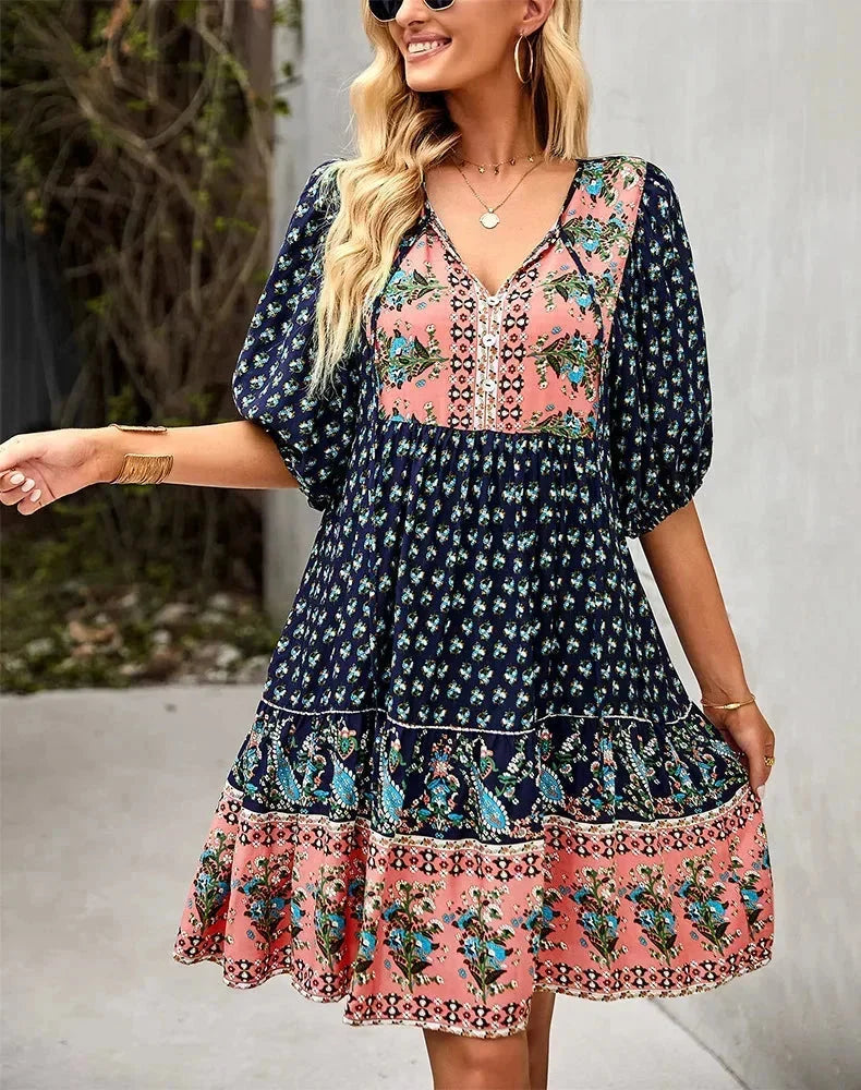 Robe courte bohème multicolore, col V, manches courtes élastiquées, en tissu léger, idéale pour l'été à la plage.