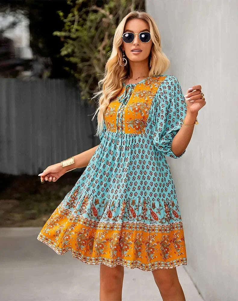 Robe courte bohème à imprimé coloré, col V, manches courtes élastiquées, idéale pour l'été et les journées à la plage.