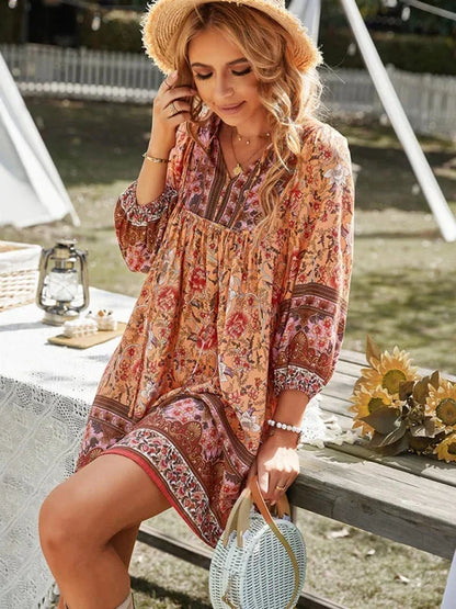 Robe courte bohème à fleurs, manches 3/4, col V, en coton léger, idéale pour l'été et les vacances à la plage.