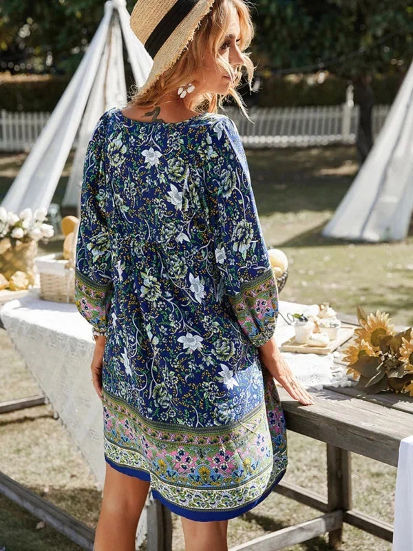 Robe courte bohème à imprimé floral, manches 3/4, col V, idéale pour l'été et les journées à la plage. Matière légère.