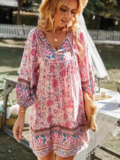 Robe courte bohème en coton léger, imprimée de fleurs, manches 3/4 et col V, idéale pour l'été et les vacances à la plage.