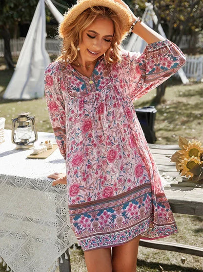 Robe courte bohème à manches 3/4, col V, imprimée de fleurs, idéale pour l'été, en tissu léger et aérien.
